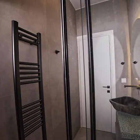 A18 Just Renovated 3bd Luxury Apartment