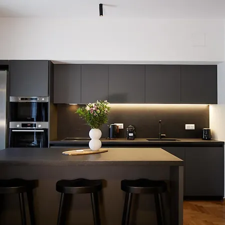 A18 Just Renovated 3bd Luxury Apartment Athens